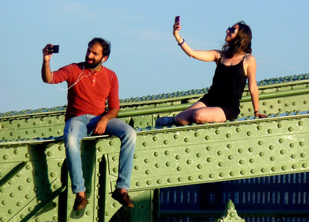 259 muertos por hacerse un selfie ¿Nos hemos vuelto locos con el tema de las autofotos?