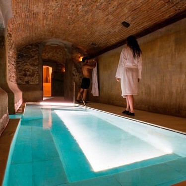 El balneario a 30 minutos de Barcelona ideal para desconectar: el lujo de bañarse en depósitos termales del siglo XVIII