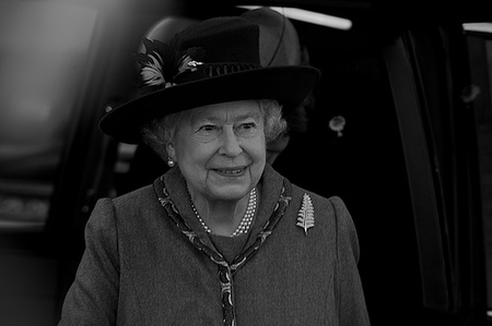 Explican crisis a la Reina Isabel