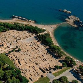Columnas grecorromanas junto al mar y las mejores anchoas de España: el pueblo de pescadores con más encanto del Mediterráneo 