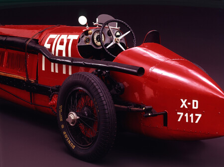 Em 1923, uma aberração demoníaca com motor de avião quebrou um recorde de velocidade, atingindo 235 km/h. O recorde foi anulado porque o veículo não tinha marcha a ré.