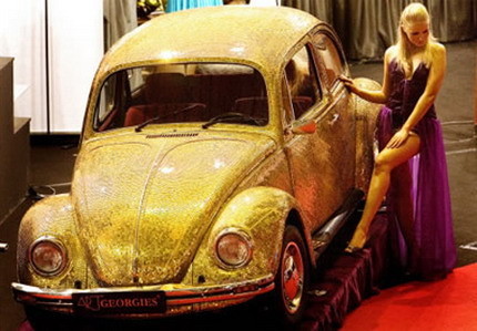 Volkswagen Beetle recubierto de oro