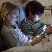 Nadie debería darle un celular a un adolescente de menos de 13 años. Estos expertos lo sugieren 