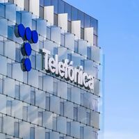 Tras invertir miles de millones en Hispanoamérica durante décadas, Telefónica ha encontrado la fórmula para irse: vender barato y rápido
