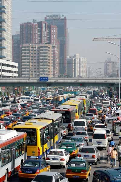 ¿Por qué construir más carreteras no mejora el tráfico?