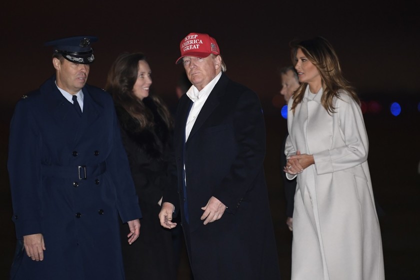 Melania Trump, de blanco radiante, da la bienvenida a la Navidad decorando a lo grande la Casa Blanca