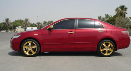 Toyota Camry con adornos de oro