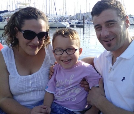 Iker tiene parálisis cerebral y sus padres luchan porque la atención temprana no termine a los seis años