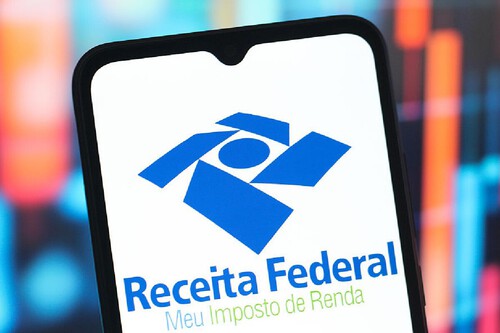 Logo da Receita Federal no celular. Créditos: SOPA Images/GettyImages