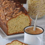 Bizcocho jugoso de queso crema, limón, amapola y almendras. Receta