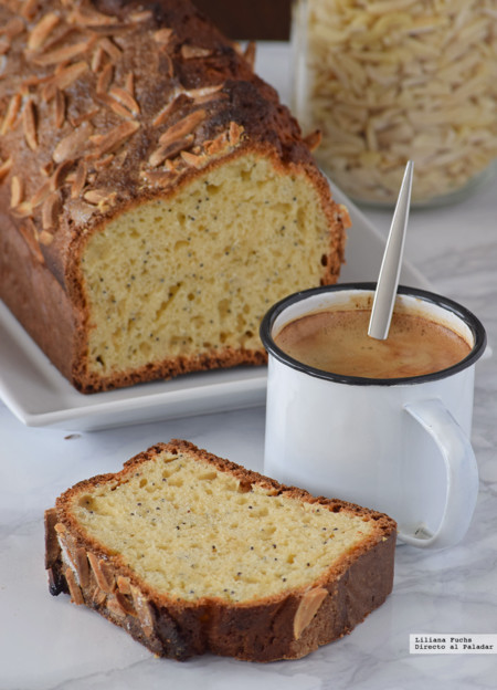 Bizcocho jugoso de queso crema, limón, amapola y almendras. Receta