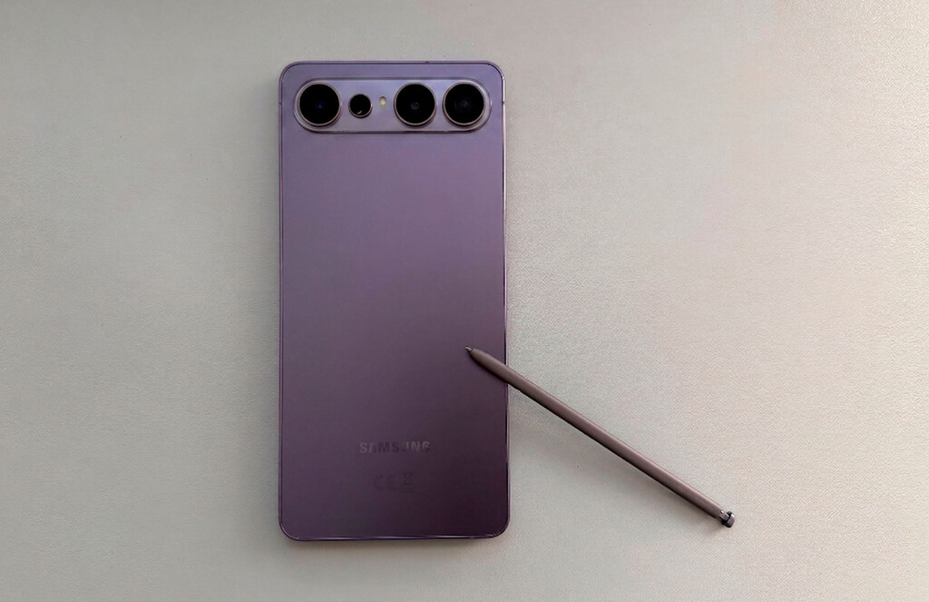 Se acabaron los Galaxy que cojean cuando los dejas bocabajo sobre la mesa. Samsung se plantea un nuevo diseño para sus cámaras