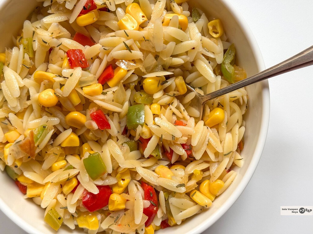 Orzo con verduras, una receta fácil que se puede servir en frio, templado o caliente