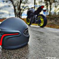 Si vas conduciendo y te encuentras un casco de moto sobre el asfalto, no sigas. Es una señal que no se debe ignorar