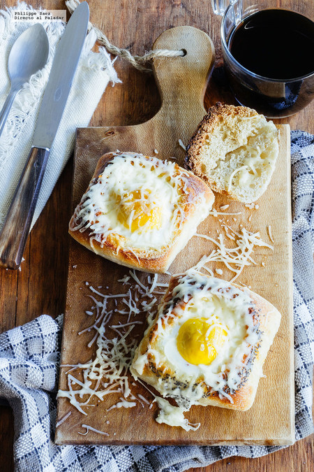 Huevo con jamón y queso cocido en pan. Receta para el desayuno