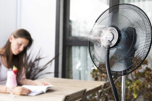 Ventiladores con nebulizador de agua para refrescar tu terraza, patio y jardín: en qué fijarse y modelos recomendados