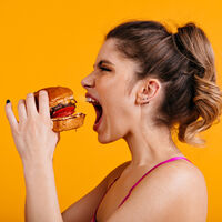 Hambre emocional en adolescentes: ¿cómo diferenciarlo del hambre real? 