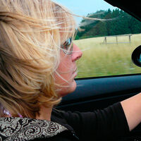 No, la DGT no prohíbe unas gafas de sol concretas, aunque un uso inadecuado puede acabar en multa