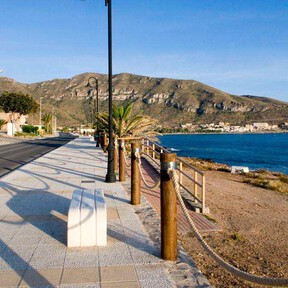 Un pueblo pesquero auténtico con fortalezas medievales, arroces exquisitos en la playa y la mejor puesta de sol del Mediterráneo