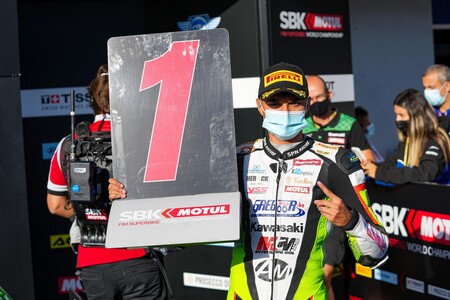 El español Adrián Huertas se proclama campeón del mundo de Supersport 300 en Portimao