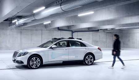¿No te fías de los coches autónomos? Mercedes-Benz ya trabaja en ponerle remedio con este Clase S 'cooperativo'