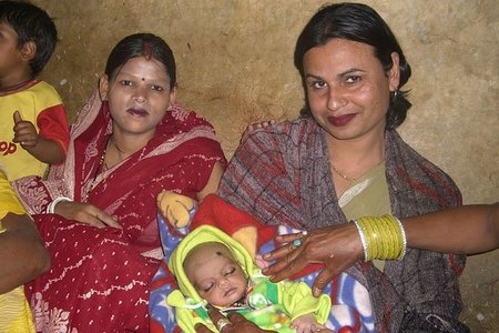 En India dan subvenciones a las parejas para que tengan menos hijos