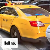 La próxima vez que veas un taxi en Nueva York, fíjate bien: podrías subirte a un coche de policía sin saberlo. Una práctica rodeada de misterio que la policía prefiere que no conozcas