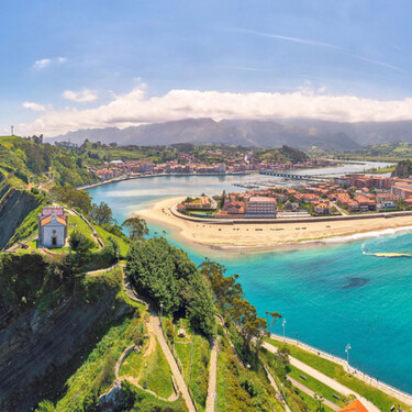 Un paseo marítimo con vistas al Cantábrico, pescado a la brasa y uno de los mejores miradores de Asturias esperan en este pueblo marinero 