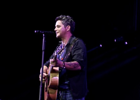 Alejandro Sanz se pone serio en pleno concierto