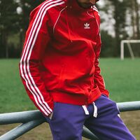 La sudadera más vendida en Amazon es esta Adidas, que es todo un clásico y la tienes por menos de 21 euros