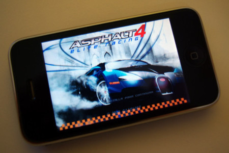 Asphalt 4 Elite Racing, el primer gran juego de coches para el iPhone e iPod touch