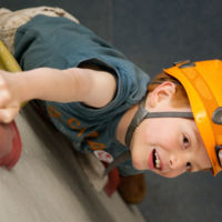 19 meses y sube por un muro de escalada... ¡sin protección!