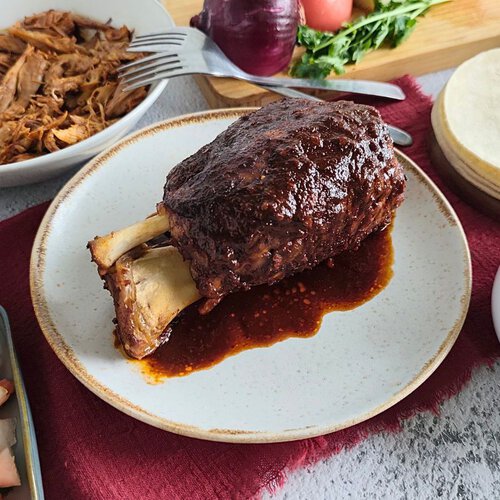 Cómo preparar chamorro adobado, el codillo mexicano más jugoso