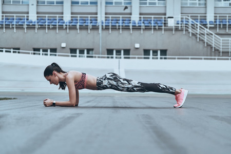 Siete ejercicios isométricos para entrenar todo tu cuerpo en casa