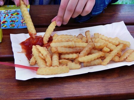 La disponibilidad de restaurantes de comida rápida entre las casas de los niños y sus colegios no afecta el peso de los niños