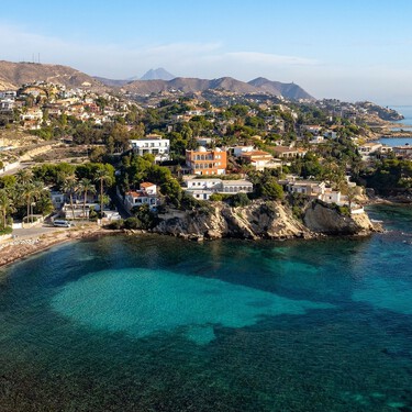 El pueblo de pescadores incrustado entre calas de Alicante: sus playas son eternas y no tienen turistas