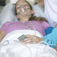 Una madre se reúne con su recién nacido después de pasar casi dos meses conectada a un respirador a causa de la Covid
