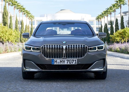 BMW dice que sus clientes aman las parrillas grandes, aunque internet sugiera lo contrario