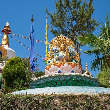 El templo budista escondido en la montaña que tienes que ver sí o sí en España: muchos lo comparan con el Himalaya 