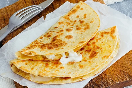 Quesadillas de jamón serrano y queso de cabra. Receta mexicana fácil