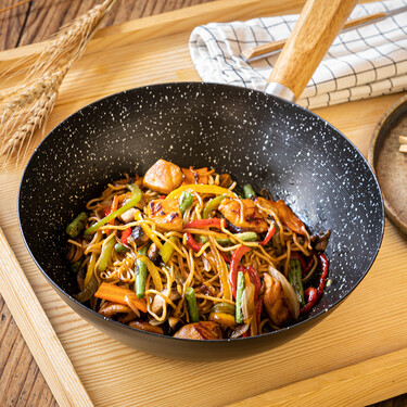 Chow mein de pollo y verduras, receta de fideos fritos chinos salteados al wok