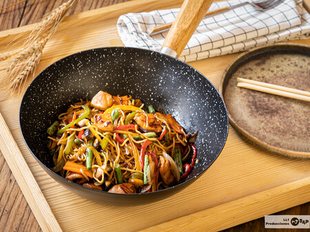 Chow mein de pollo y verduras, receta de fideos fritos chinos salteados al wok