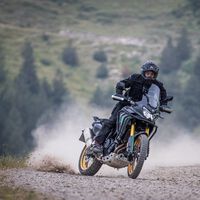 Esta moto trail española tiene 1.000 km de autonomía, aires de Honda AT y un ofertón de lanzamiento