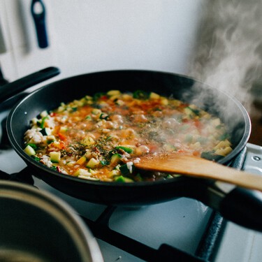 Con este accesorio de Ikea evitaremos manchar de más nuestra cocina al hacer sofritos. Cuesta menos de 5 euros