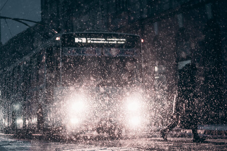 Autobús bajo la nieve de noche.