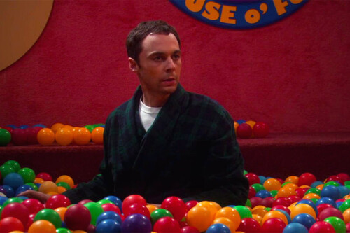 The Big Bang Theory iba a tener otra canción de inicio. Se cambió, pero puede escucharse brevemente en dos capítulos de la serie