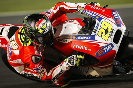 Andrea Iannone y Ducati al frente del primer día de test en Catar