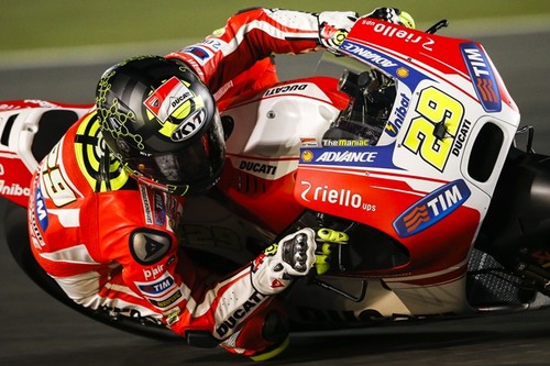 Andrea Iannone y Ducati al frente del primer día de test en Catar 