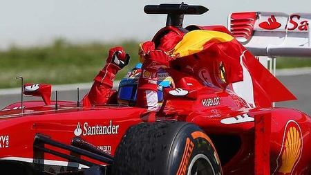 Fernando Alonso no es sancionado por recoger la bandera española