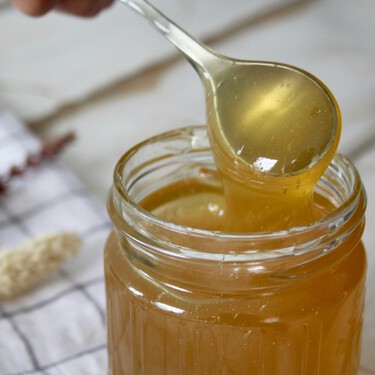 Dentro de los endulzantes que existen el más saludable es la miel según una nutricionista, pero tiene que ser “cruda”